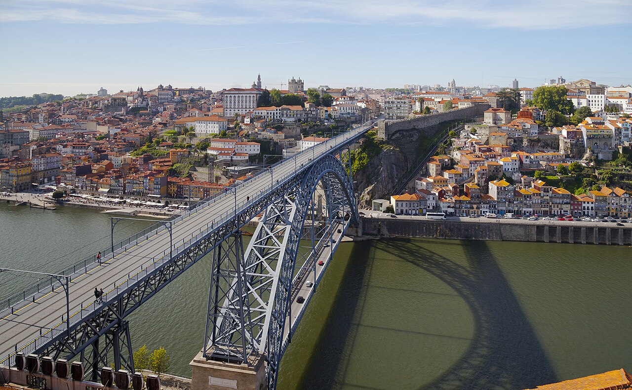 The Dom Luís I bridge above the Douro in Porto