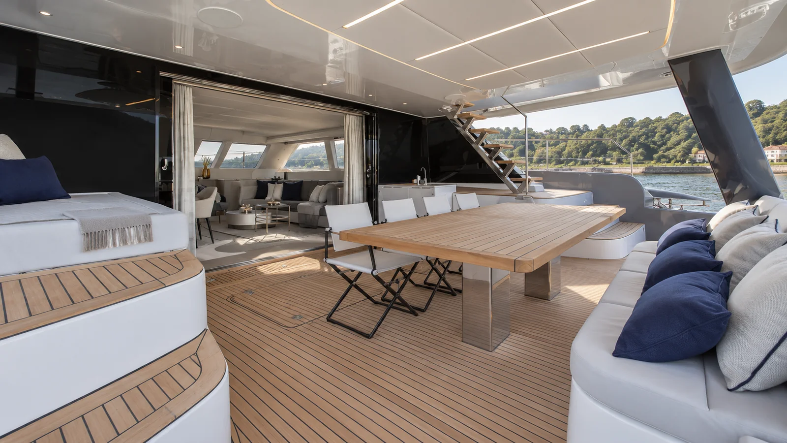 60 Sunreef Power — Aft cockpit and dining area, Douro Marina