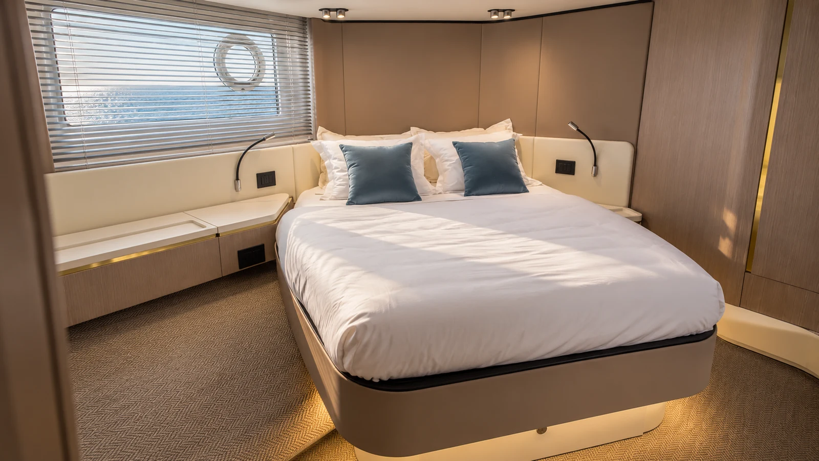 Azimut 55 Flybridge — Diagonal master double cabin, Cascais Marina
