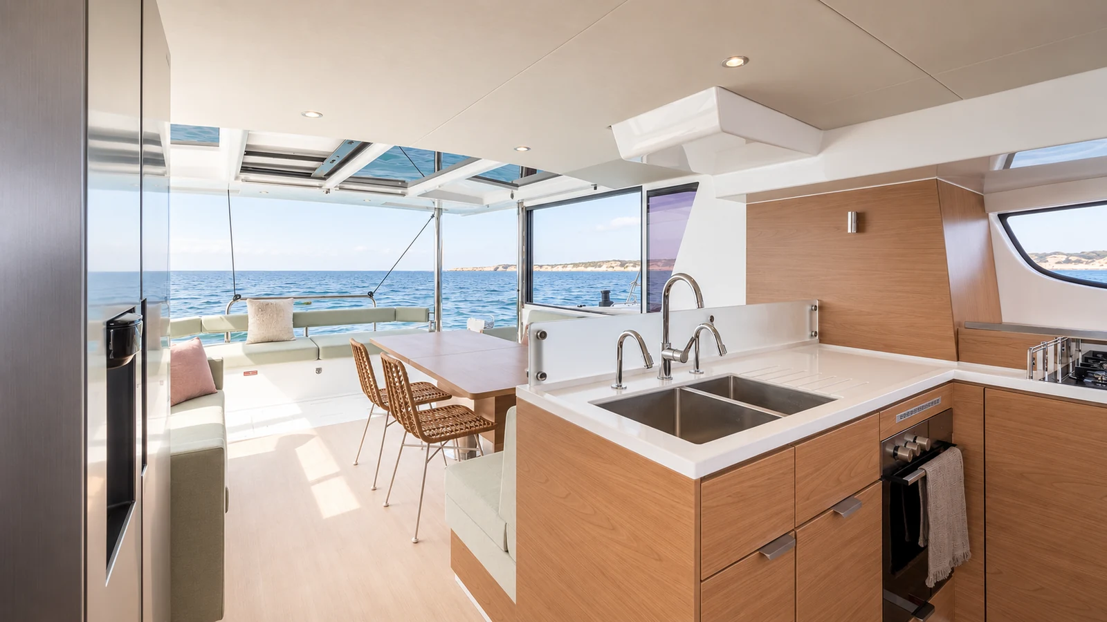 BALI 4.6 — Open saloon